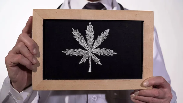 Marihuana-Blatt auf Tafel in Therapiehänden gezeichnet, Cannabis-Legalisierung — Stockfoto