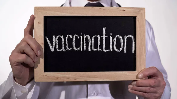 Vaccination skrivit på tavlan i läkare händer, utbrott förebyggande — Stockfoto