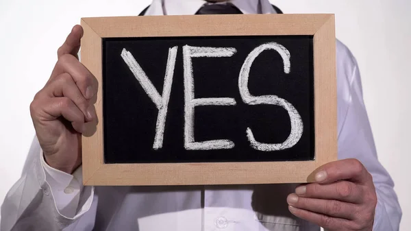 Ja geschreven op blackboard in handen van de therapeut, gezonde levensstijl, de vaccinatie — Stockfoto