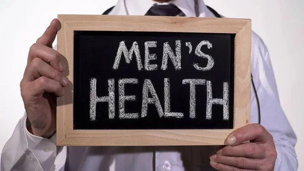 Pánské zdraví napsáno na tabuli v rukou lékaře urologie, reprodukční medicíny — Stock fotografie
