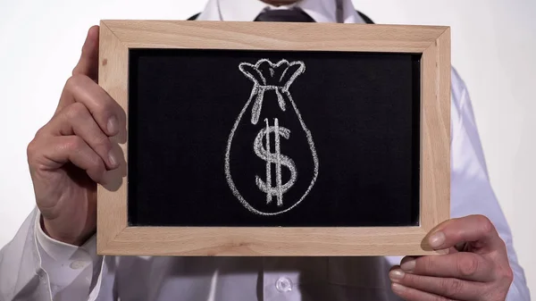 Долар мішок намальований на дошці в руках лікаря, дорога медицина, хабарництво — стокове фото
