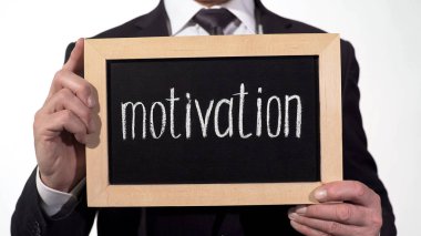 Blackboard iş adamı elinde, kendini geliştirme webinar yazılı motivasyon
