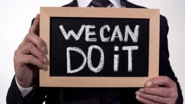 Motivasyon yapabiliriz ifade işadamı, yazı tahtası üzerinde eller, destek