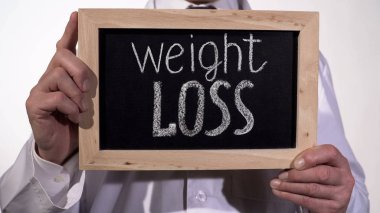 Kilo kaybı metin üzerinde blackboard doktor elinde, sağlıklı beslenme önerileri