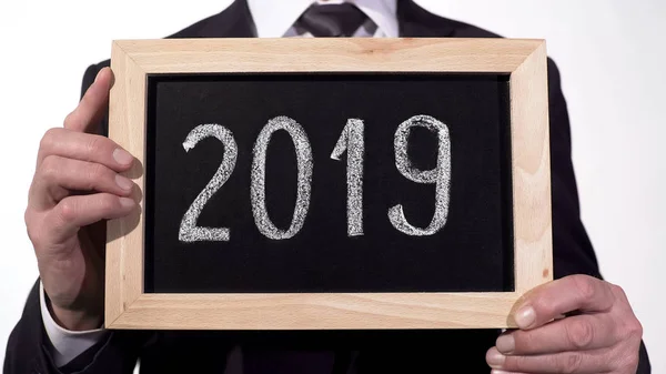 2019 geschreven op blackboard in handen van de zakenman, jaarverslag, motivatie — Stockfoto