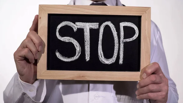 Stop schriftelijke op blackboard in handen van de arts, de strijd tegen schadelijke slechte gewoonten — Stockfoto