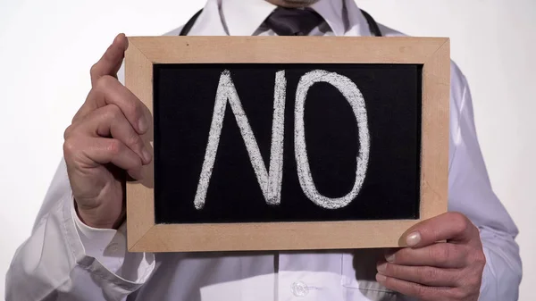 Geen geschreven op blackboard in handen van de arts, ziekte bewustzijn, zwaarlijvigheidspreventie — Stockfoto