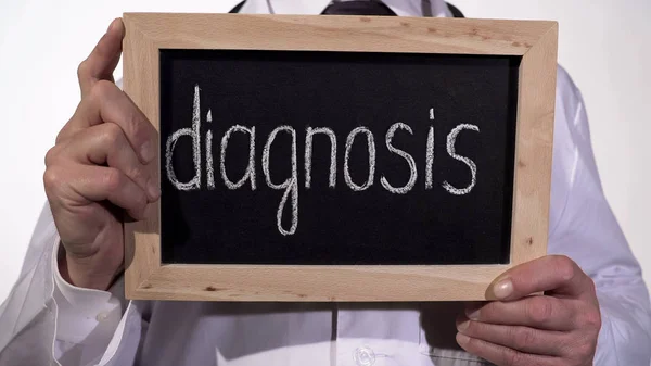 Diagnos som skrivit på tavlan i terapeut händer, diagnostisk medicin tjänster — Stockfoto