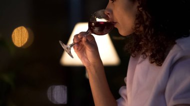 Biracial kıvırcık saçlı erkek restoranda, pahalı kırmızı şarap tatmak yakın çekim