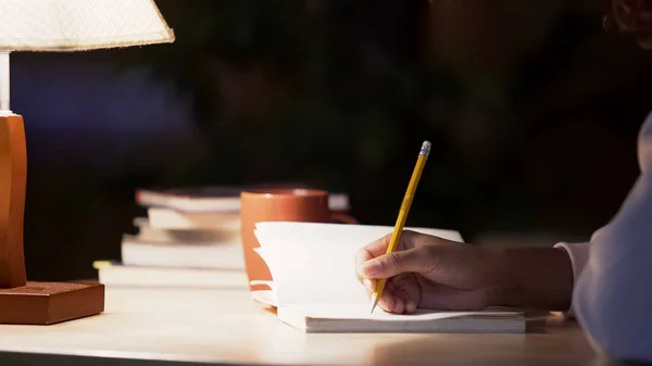 Chica de pelo rizado sentado en la cafetería, escribir diario sobre sus sueños y recuerdos —  Fotos de Stock