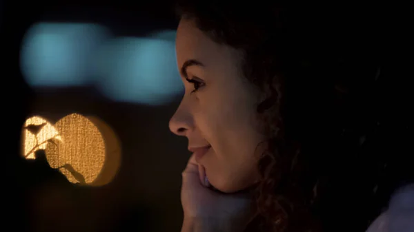 Mujer joven en el estado de ánimo romántico sinceramente sonriente, perdido en sueños de futuro brillante — Foto de Stock