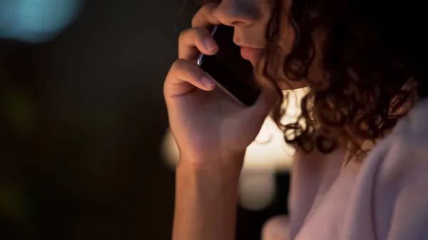 Depresso di razza mista femminile parlando su smartphone con tristezza, faccia primo piano — Foto Stock