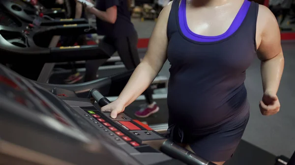 Fazla kilo hızlı koşu bandı üzerinde çalışan kadınla ince vücut için çok çalışıyor — Stok fotoğraf