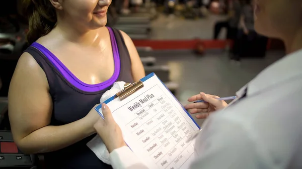 Esperto di nutrizione sana rendendo piano pasto settimanale per il cliente, programma di perdita di peso — Foto Stock