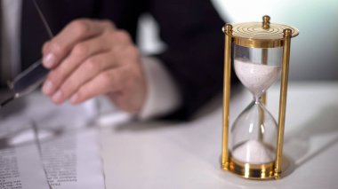 Kum saati işaretler önemli sözleşme, işadamı akan vakit nakittir