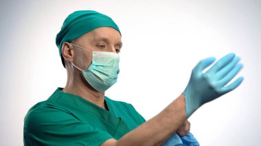 Medikal Ürünler, yordamlar için hazırlanıyor koyarak hekim giyen yüz maskesi