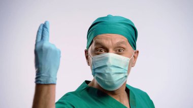 Scrubs ve Proktoloğa, çılgın şaka gibi davranan yüz maskesi giyen komik adam