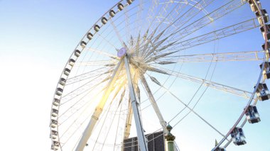 Mavi gökyüzü arka plan karşı büyük dönme dolap, lunapark güzel güneşli bir günde