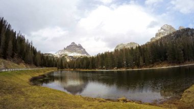 Göl Pragser Wildsee İtalya, Avrupa'nın ekoturizm yukarıda yüksek rocky Dağları