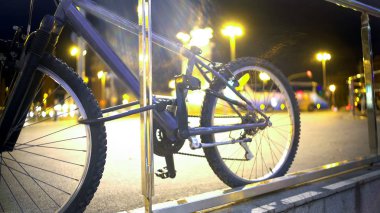 Büyük şehir, aktif yaşam tarzı, temiz kentsel ulaşım kaldırımda bisiklet park