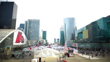 Şehir merkezinde, sokak adil, modern Cam binalar insanlar büyük çadır
