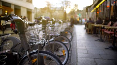 Modern electrobikes ayakta Park yakınındaki güzel sokak kafe, taşıma
