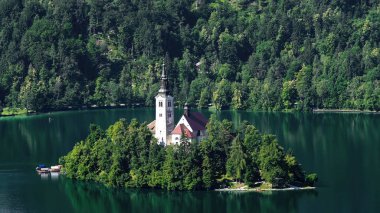Lake Bled ve Alpler, maneviyat çevrili kilise ile ıssız ada