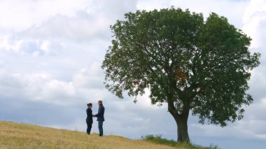 Genç adam ve açık havada, romantik tarihte sarılmaya, şefkatle, park öpüşme kadın