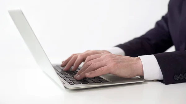 Mani di uomini d'affari di successo digitando sul computer portatile, lavorando sulla relazione di progetto — Foto Stock