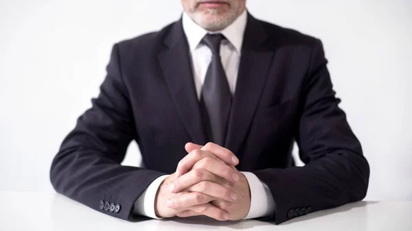 Homem de negócios respeitável sentado à mesa do escritório, pronto para discutir a cooperação — Fotografia de Stock