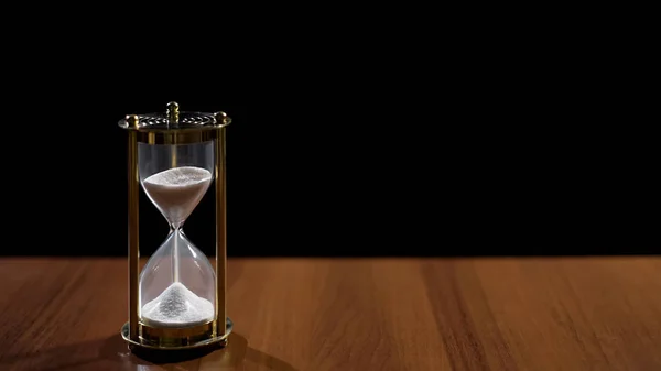 Sandglass meten van tijd door zand stroom, leven passeren snel, timemanagement — Stockfoto