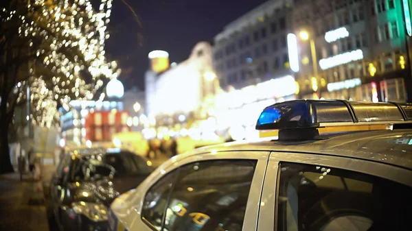 Streifenwagen der Polizei in der Nacht auf der Stadtstraße, Schutz der öffentlichen Ordnung, Sicherheit, Archivmaterial — Stockbild Streifenwagen der Polizei in der Nacht auf der Stadtstraße, Schutz der öffentlichen Ordnung, Sicherheit — Stockfoto