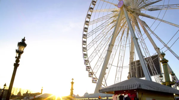 太陽光線の観覧車、テーマパーク、鋭い巨大な建設パリ — ストック写真