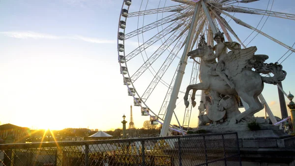 Pôr do sol em Paris, grande roda em Tuileries Garden, Torre Eiffel à distância — Fotografia de Stock