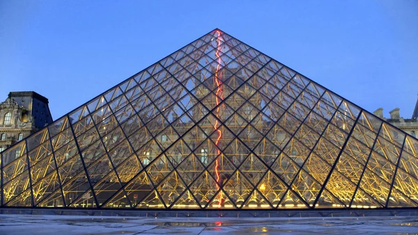 Pirámide de vidrio cerca del Palacio del Louvre, arquitectura de París, museo mundialmente conocido —  Fotos de Stock