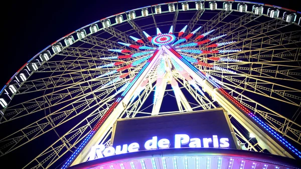 Barevné světelné kolo pozorování Rue de Paris, proti noční obloze na pozadí — Stock fotografie