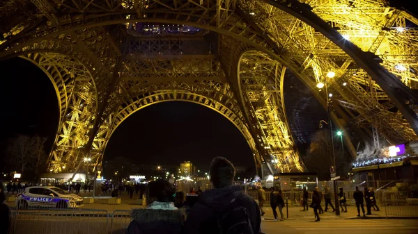Pár v lásce, při pohledu na spodní části Eiffelovy věže, se těší okamžik štěstí — Stock fotografie