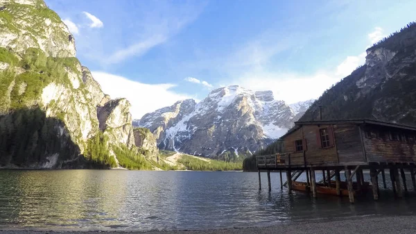 Casa do pescador em pé perto do lago no sul do Tirol, vista incrível das montanhas — Fotografia de Stock