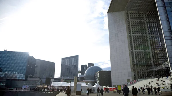Edifici futuristici nel centro di Parigi, persone che attraversano la piazza, vita frenetica — Foto Stock