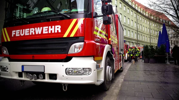 Bomberos en Alemania, bomberos en segundo plano, bomberos y servicios de emergencia — Foto de Stock