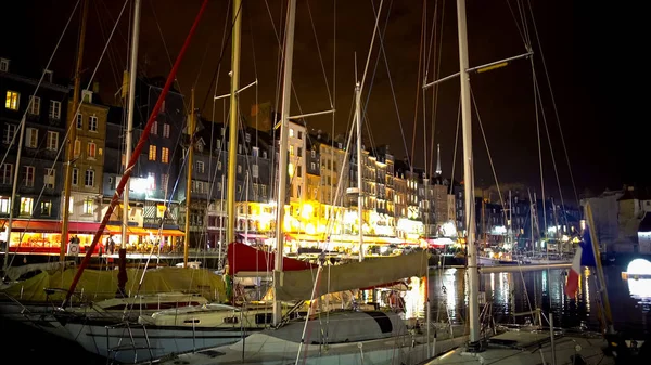 Iates e barcos ancorados no porto perto do aterro, noite de cidade colorida — Fotografia de Stock