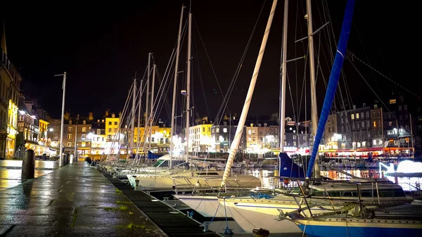 Porto iluminado com iates e barcos ancorados, noite na cidade, turismo — Fotografia de Stock
