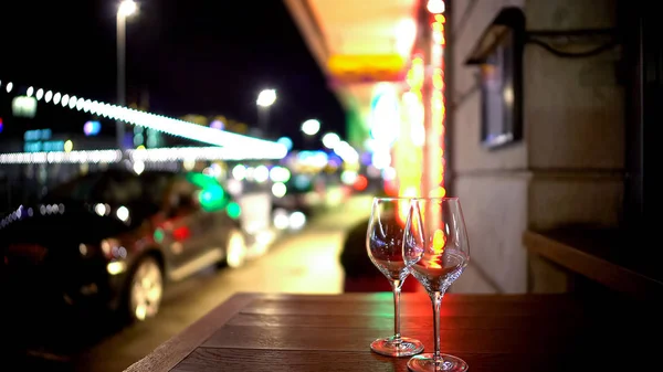 Dvě sklenice na stole v pouliční kavárně, Romantický večer, spontánní známost — Stock fotografie