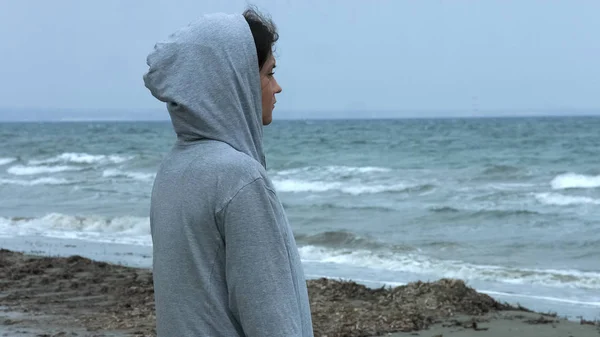 Μοναχική γυναίκα καταθλιπτικοί βλέπουν φουρτουνιασμένη θάλασσα, θλιβερή σκέψεις, ραγισμένη καρδιά — Φωτογραφία Αρχείου
