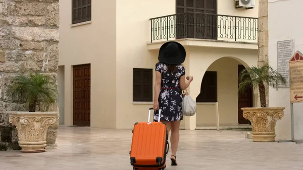 Mulher bonita deixando de hotel para aeroporto, férias em país exótico — Fotografia de Stock