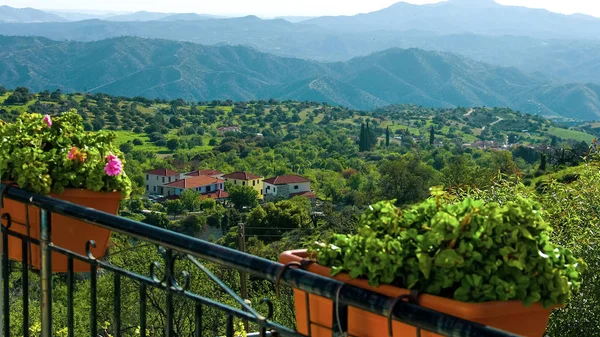 Luxe villa balkon uitzicht op de prachtige natuur, bergen aan de horizon, ecotoerisme — Stockfoto
