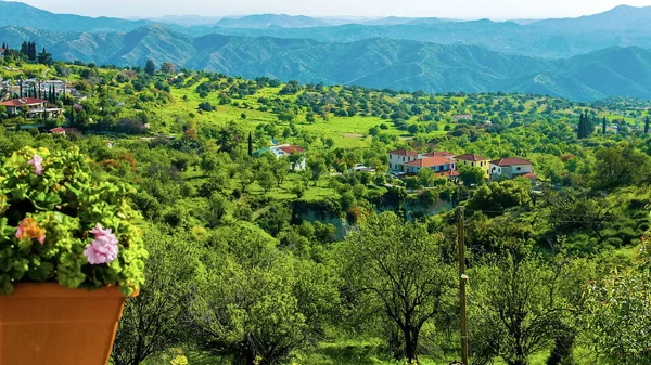 고급 호텔, 손길이 닿지 않은 시골 자연, 녹색 풍경에서 아름 다운 보기 — 스톡 사진