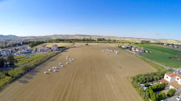 Área rural com campo colhido, bela paisagem vista aérea, agricultura — Fotografia de Stock