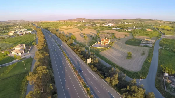 Estrada de portagem moderna na área rural, infra-estrutura de transportes, viagens de carro, aéreo — Fotografia de Stock