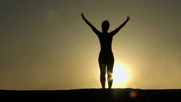 Vrouwelijke silhouet groet zon, succesvolle doel bereiken, sterkte van de geest — Stockfoto